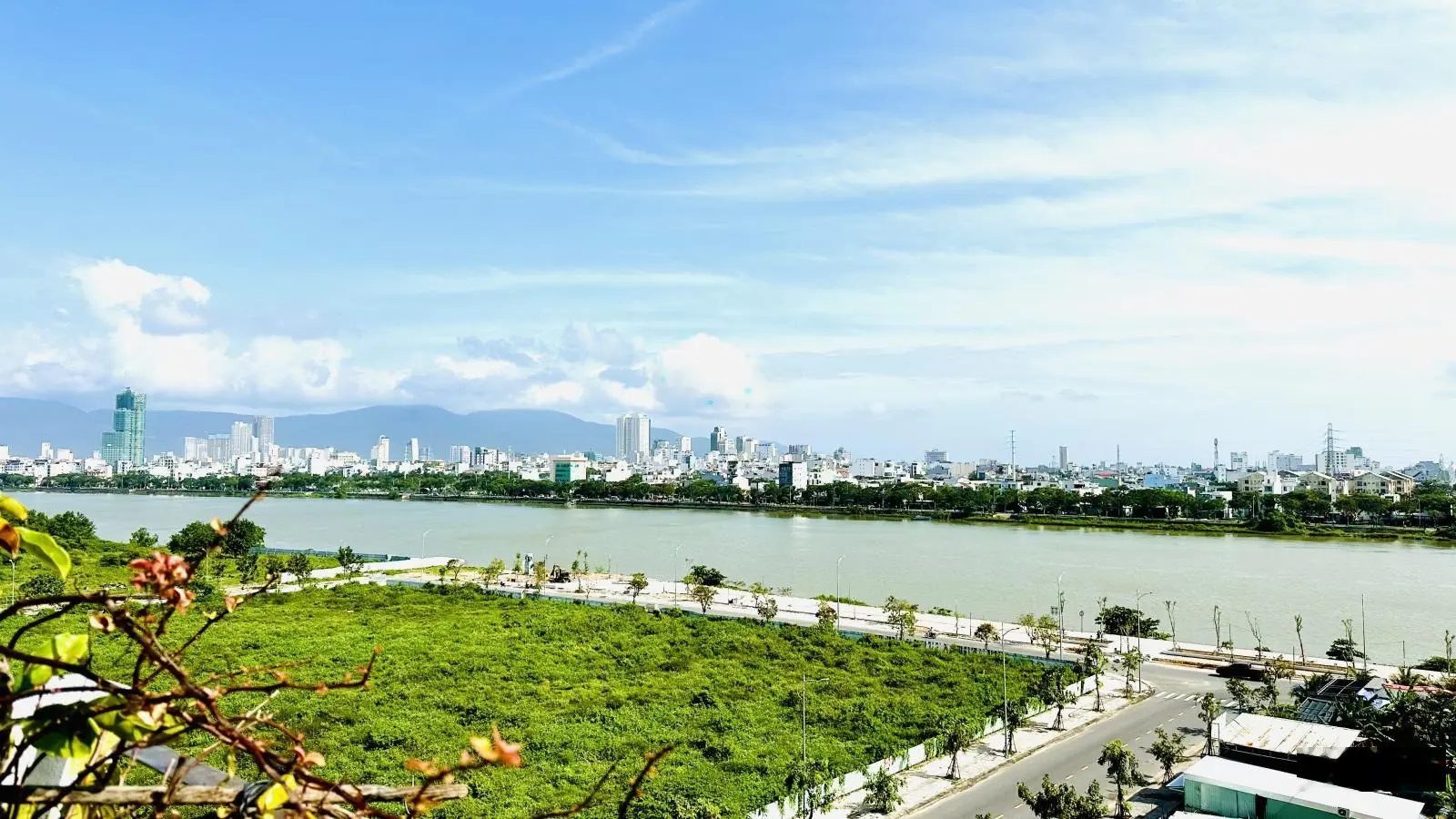Bán toà căn hộ ven Sông Hàn, nằm ngay quần thể du lịch DaNang Downtown. Doanh thu 100triệu/ tháng