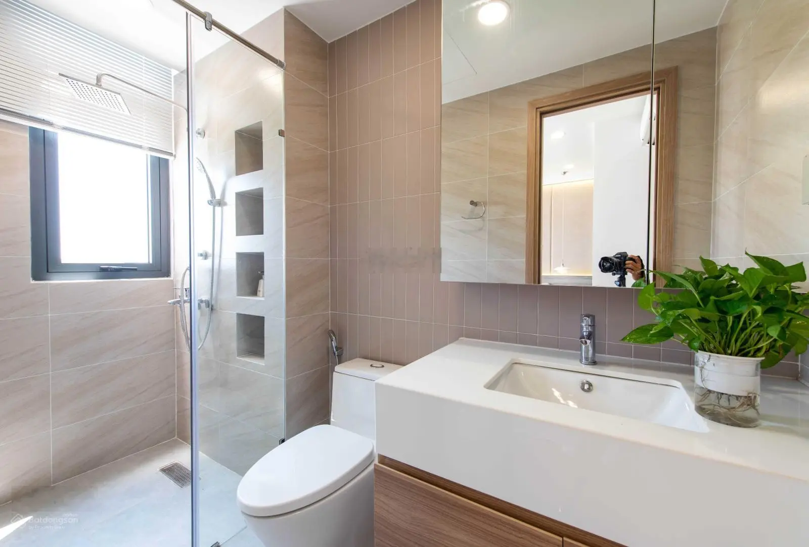 Bán nhà mới 1T2L 5x16 vuông vức, giảm ngay 400 triệu, ngay chợ Bình Chánh, Quốc lộ 1A LH0906 727 ***