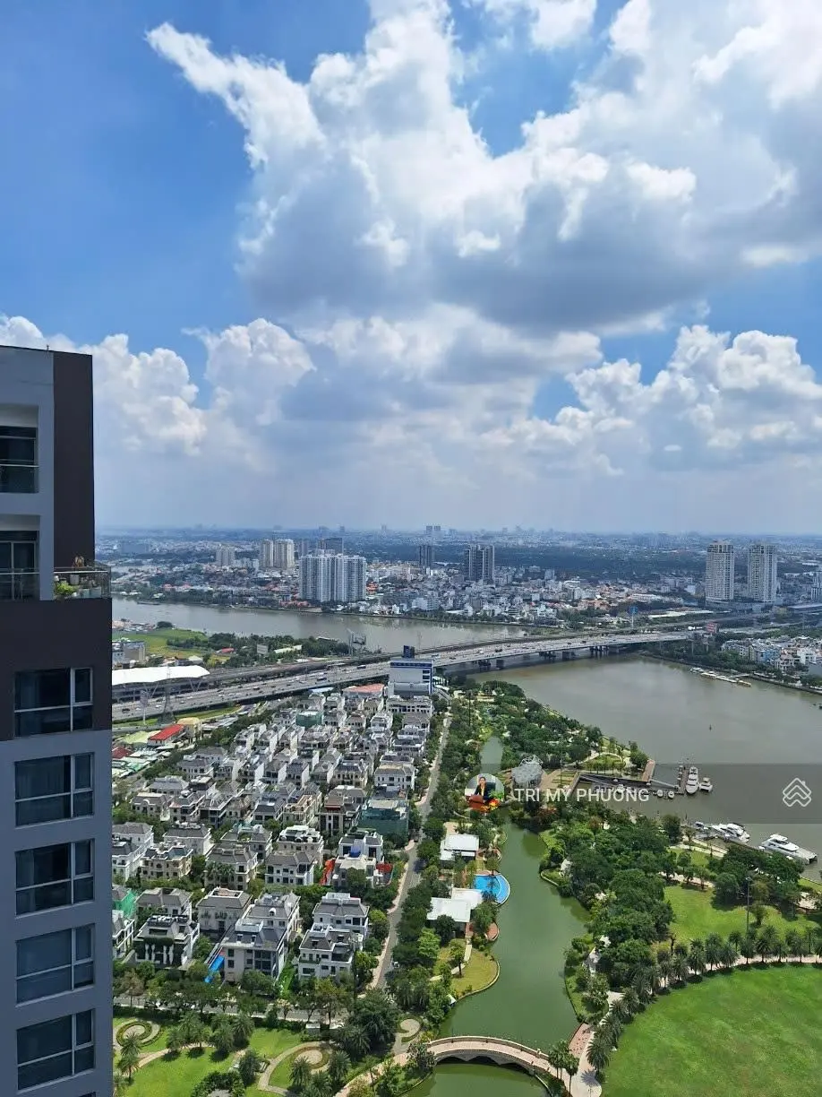 Độc quyền căn 3PN, giá mua bán siêu hời, 116m2, tầng cao, có nội thất, Vinhome Central Park.