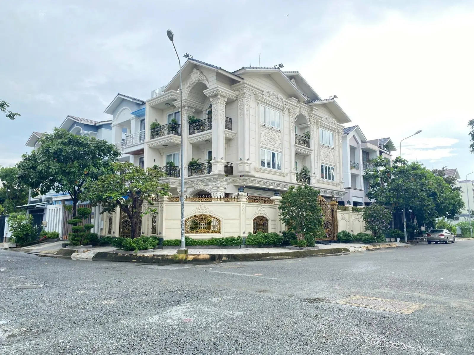Bán biệt thự 312m2, 2MT khu Bình Lợi, view công viên - 16x20m, 3 tầng, gara ô tô - 28 tỷ (tin thật)