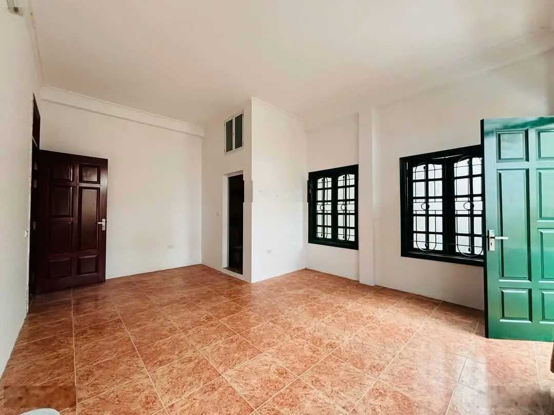Bán nhà lạc long quân. 60 m2, 5 tầng, mặt tiền khủng, kinh doanh. giá 11.9 tỷ