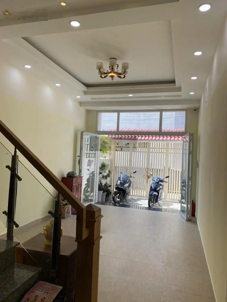 Chỉ xách vali về ở đường 8, Linh Trung 86m2 nhà đẹp 3 tầng 4PN 6.2 tỷ xe hơi ngủ trong nhà