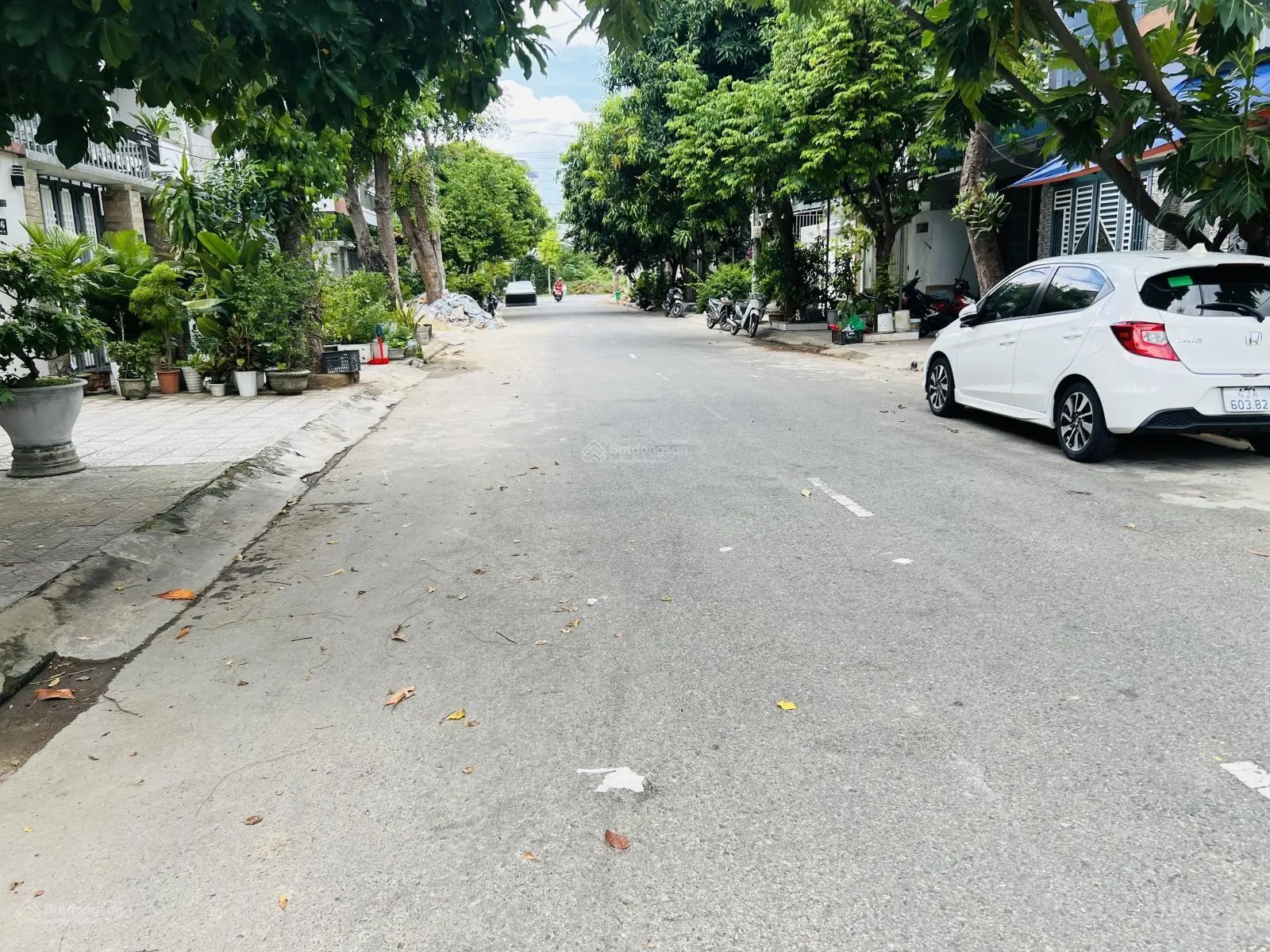 Cực hiếm lô đất cặp Nam Việt Á 10x20m khu toàn nhà đẹp