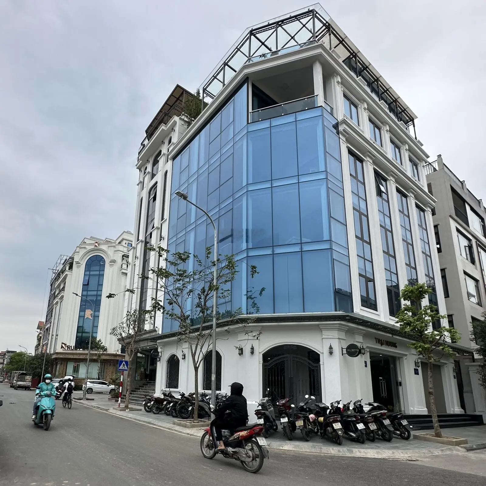 Siêu hiếm toà văn phòng lô góc Nguyễn Xiển Thanh Xuân, DT 165m2 8T MT 20m kinh doanh 150tr/th