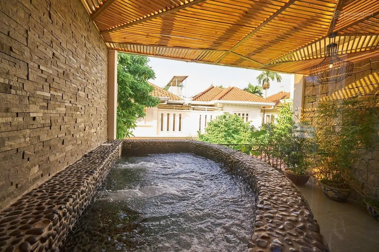 Bán biệt thự khu đô Thị Nam Thăng Long, Tây Hồ: Diện tích 296m, mặt tiền 33m, 3 tầng. Cực Hiếm