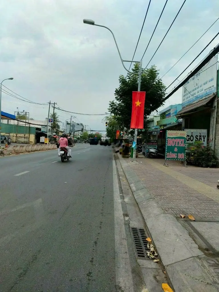 Chọn lọc nhà phố mặt tiền đường lớn, giá khoảng 10 tỷ.