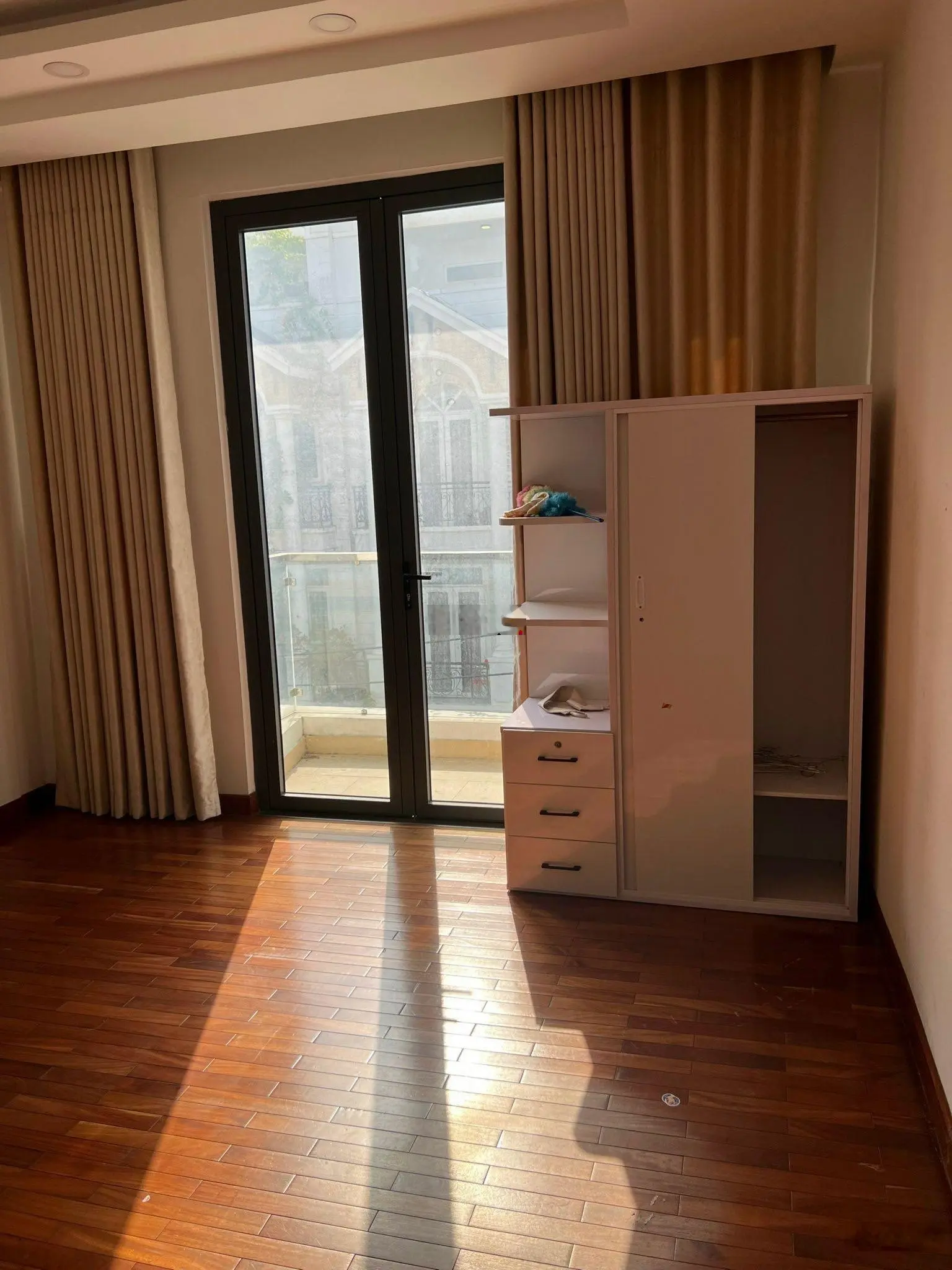 Bán gấp nhà đường 8m Dương Quảng Hàm - P.5 - Diện tích 4m x 18m - 6 lầu mới xây