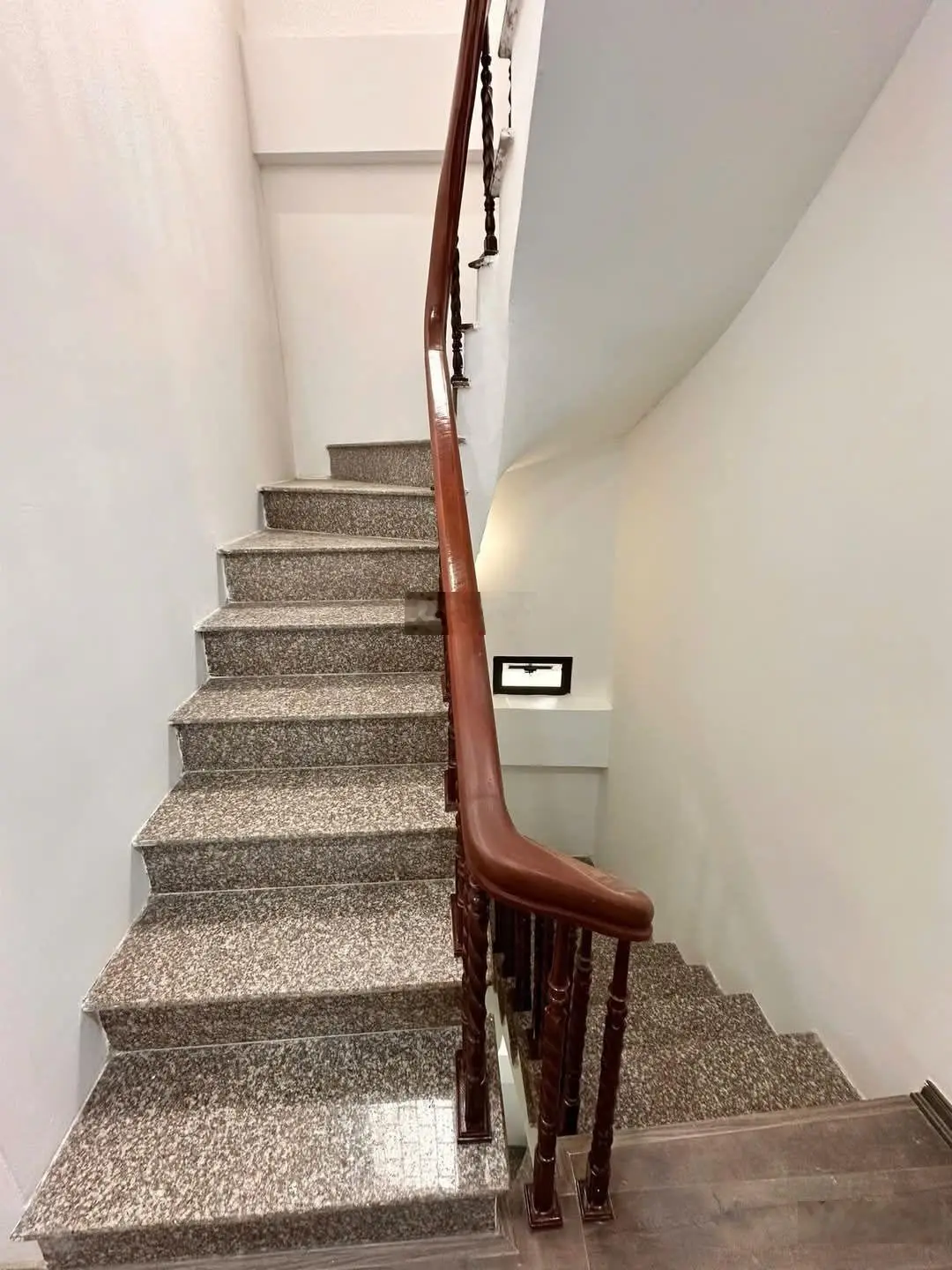 Bác nào thích chỉ 1 bước chân ra đến phố thì đừng bỏ qua nhà này ạ!!!