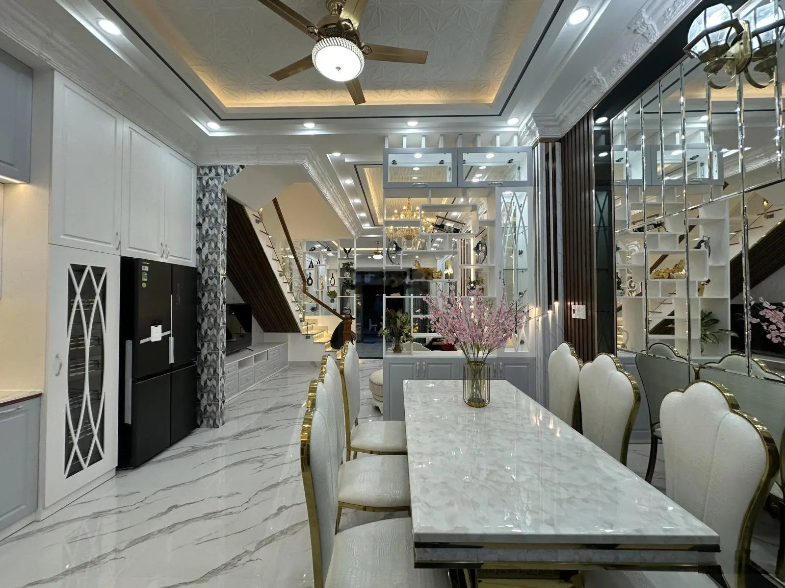 Siêu phẩm nhà phố tân cổ điển [9 tỷ 2]- chỉ cách quận 7 5 phút di chuyển!