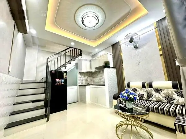 Gía 5 tỷ 300. thiếu nợ bán nhà nguyễn đình chiểu, q3. hxh. hđ thuê 15tr/th. lh: 0347.153.456