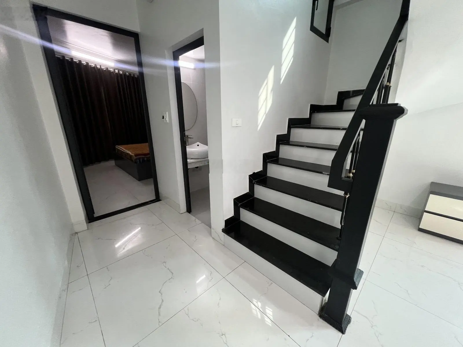 Nhà dân xây 3 thoáng - mặt phố - oto tránh dừng đỗ vào nhà - kinh doanh sầm uất - hiếm có