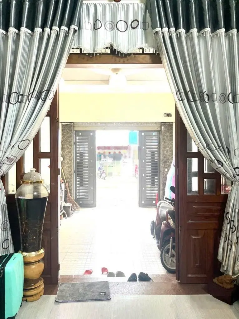 Nhà 4 tầng Mặt tiền đường HUỲNH THỊ HAI, phường TCH, Q12, dt 84m2 (4mx21m) Đường 10m Giá 8,5Tỷ