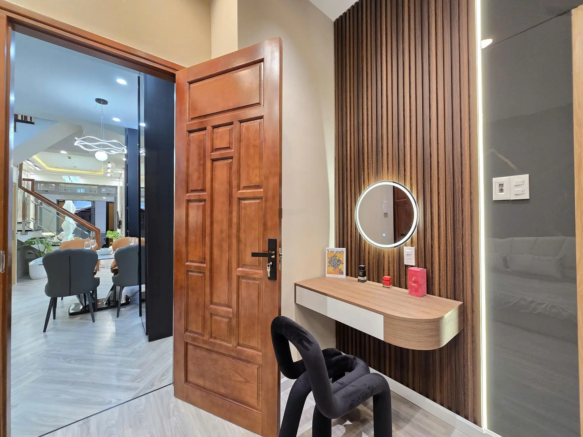 Bán gấp siêu phẩm nhà phố 5PN, tặng full nội thất, vị trí đẹp, đang cho thuê 22tr/tháng