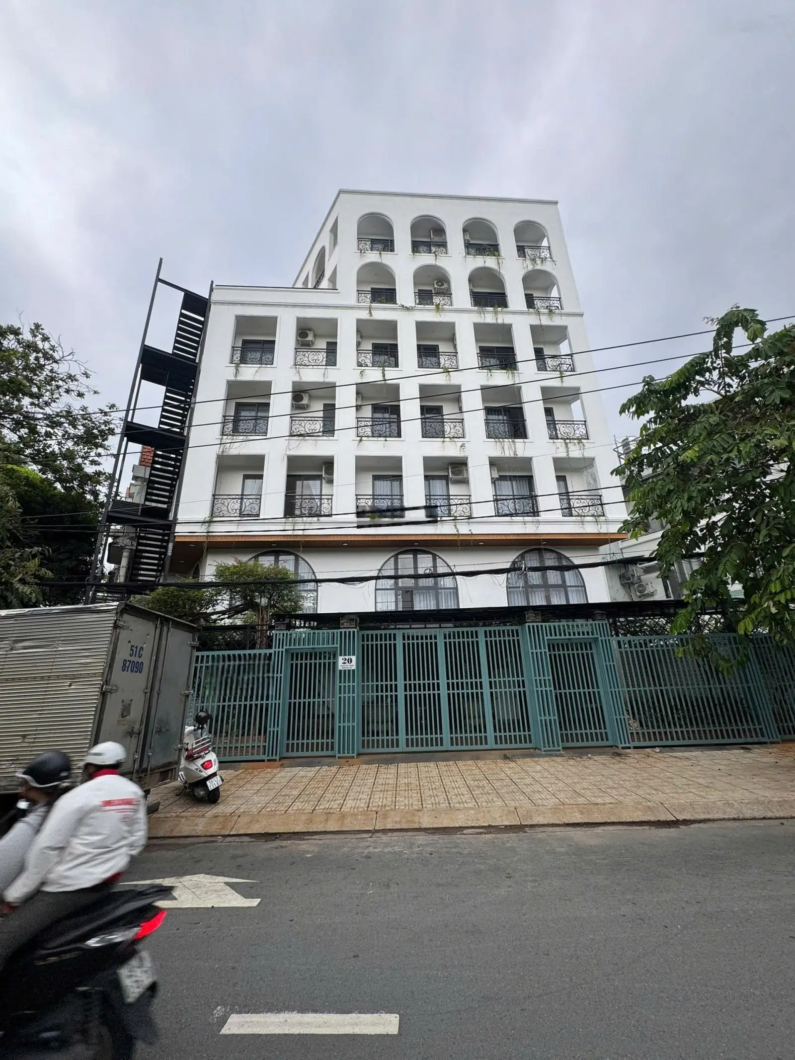 Bán tòa nhà CHDV MT đường Phạm Huy Thông 16 x 18m. Hầm-lửng-6 lầu-ST. Giá 55 tỷ. HĐT 230tr/th