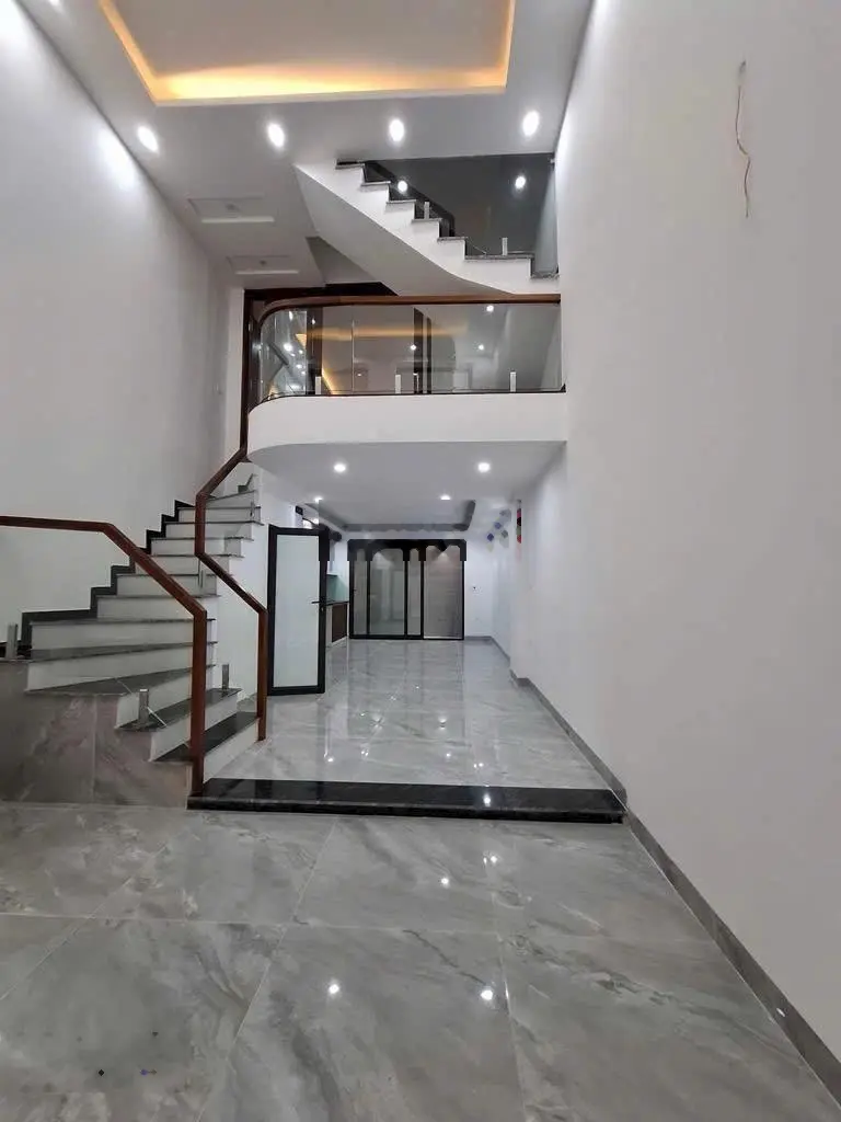 Bán nhà tựu liệt - sát linh đàm, ô tô qua nhà cách ô tô tránh 30m. bãi gửi xe cạnh nhà. 43m 5tầng