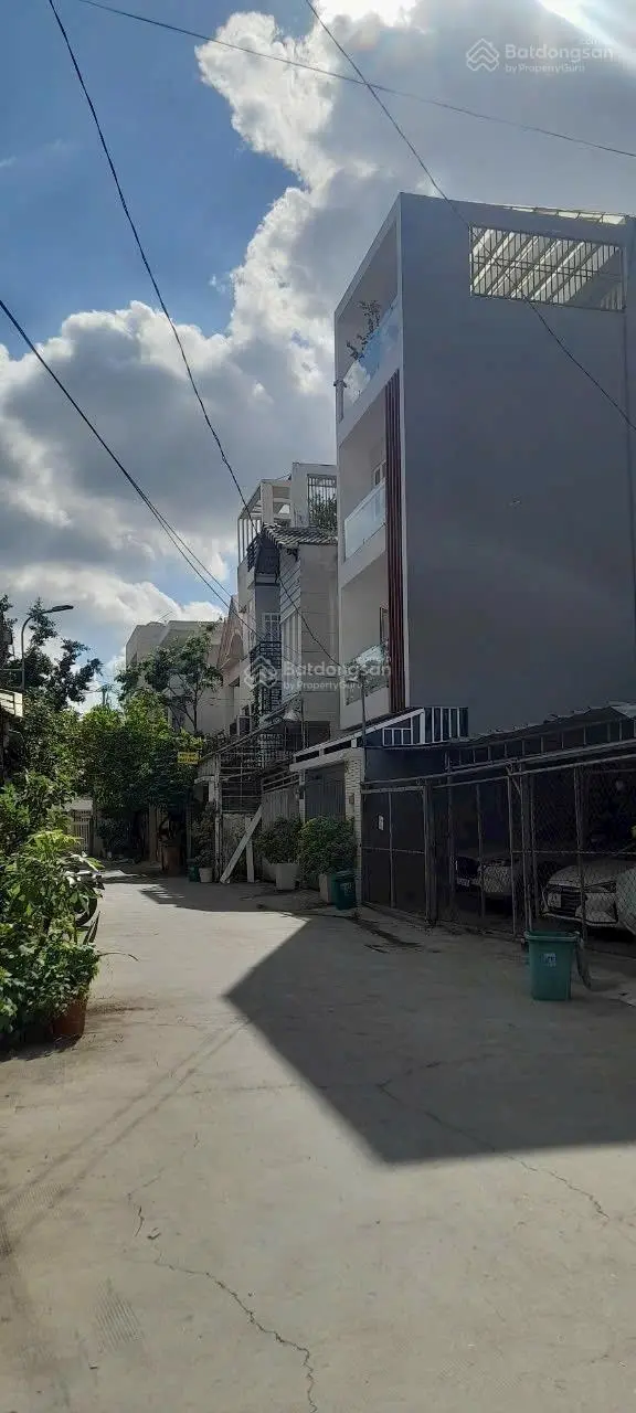 Bán nhà 3 tàng hẻm ô tô Quốc Lộ 13 Thủ Đức, 68m2 giá chỉ 5,5 tỷ, sổ hồng hoàn công đủ