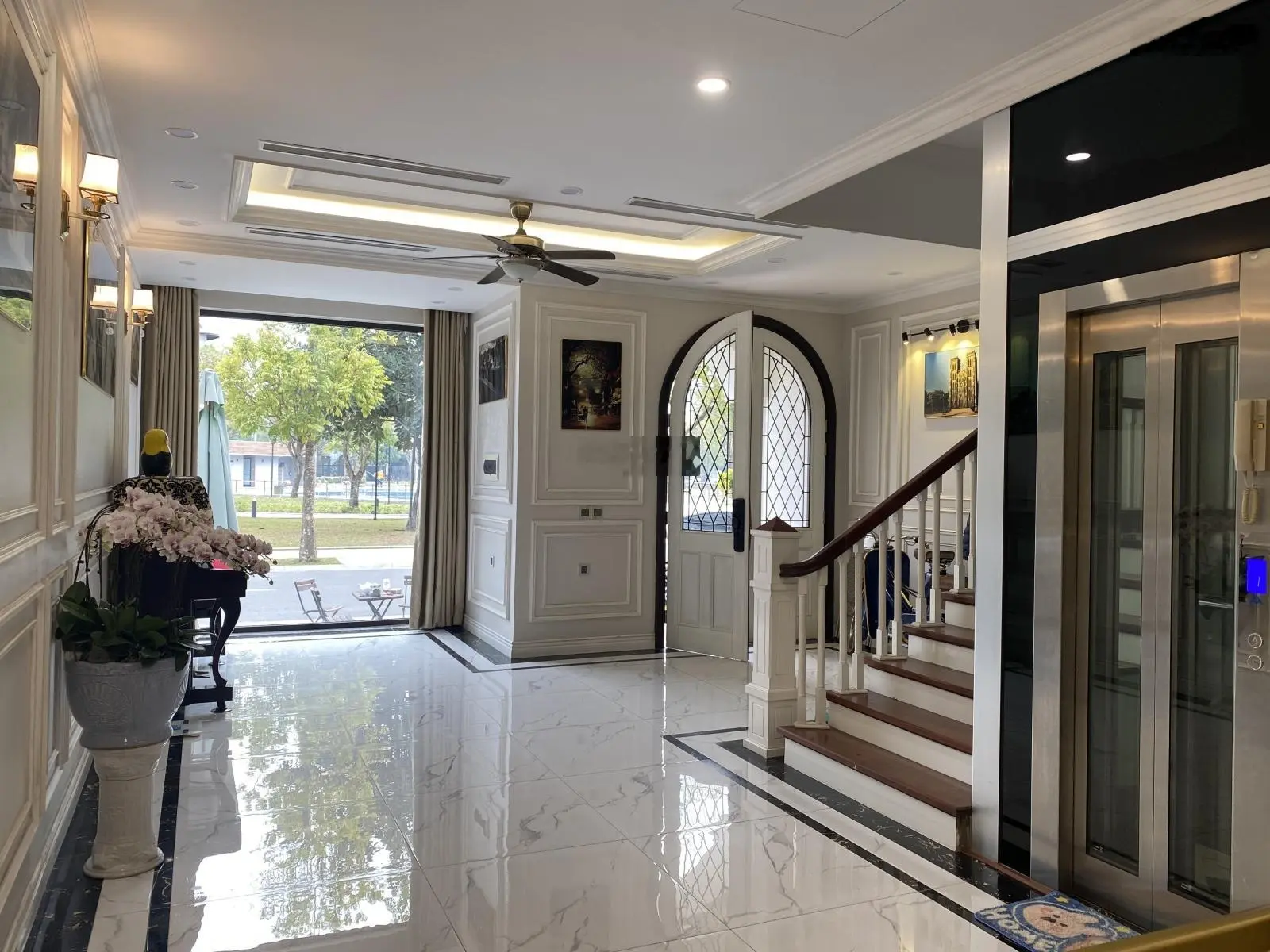 Gia đình cần bán căn Ngọc Trai view Vườn Hoa Bể Bơi diện tích 70.8m thang máy 5 tầng giá 23.9ty