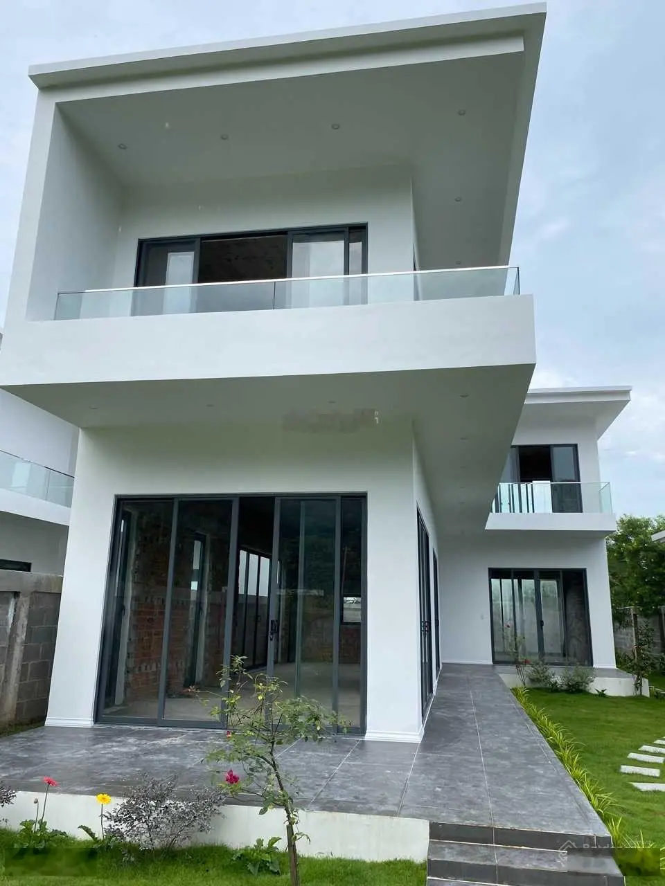 Villa 1 trệt 1 lầu MT Nguyễn Huệ - Đất Đỏ - BRVT DT 500m2 giá 5tỷ2