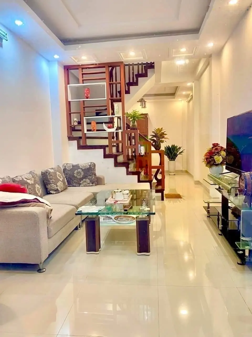 Bán nhà gần Học viện Tài chính - DT 43m2 x 4 tầng - giá 8.5 tỷ - kinh doanh - ô tô tránh