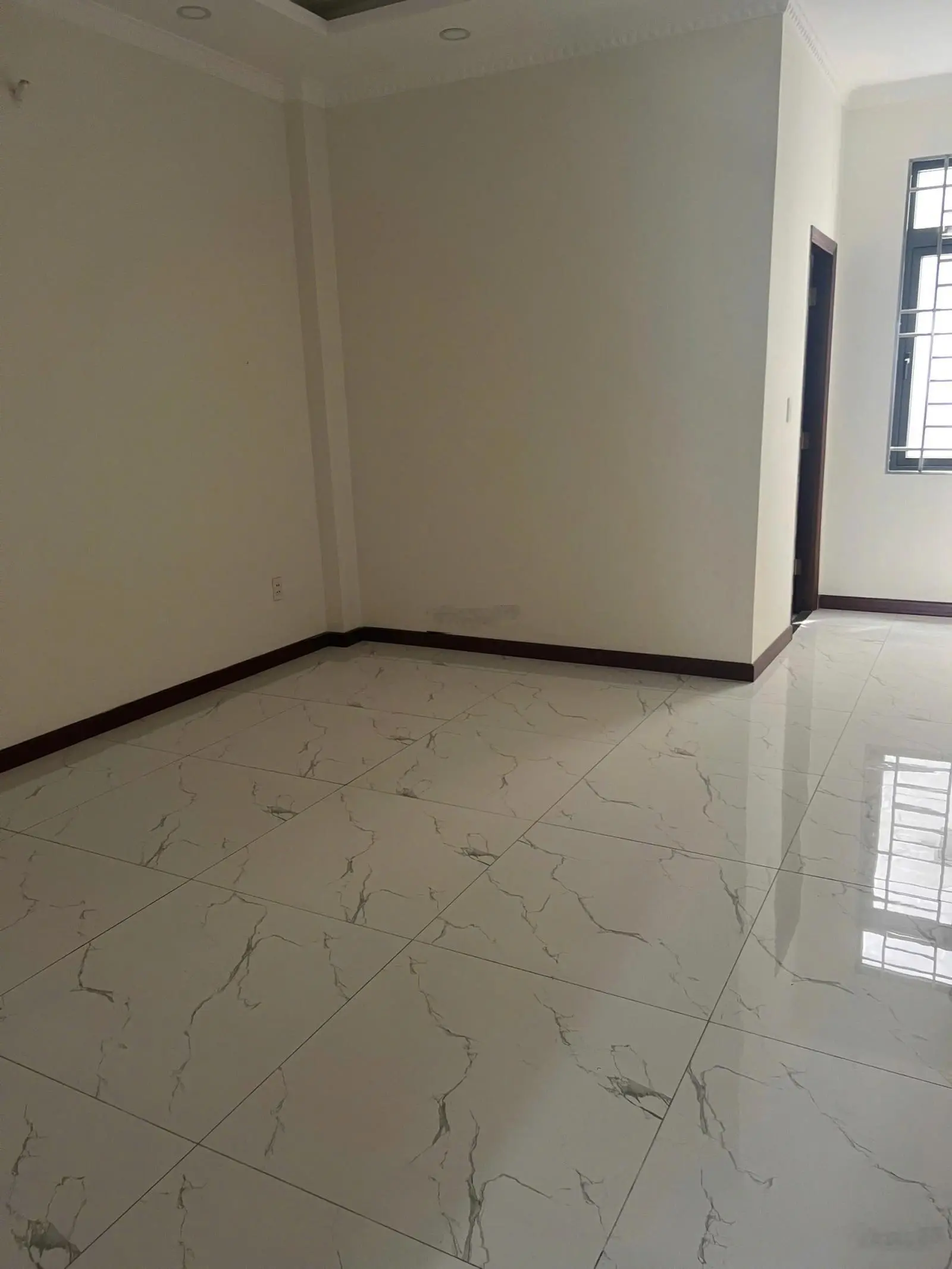 Bán gấp nhà phố siêu đẹp đường trước nhà gần 30m ngay gần vincom; 0933352944
