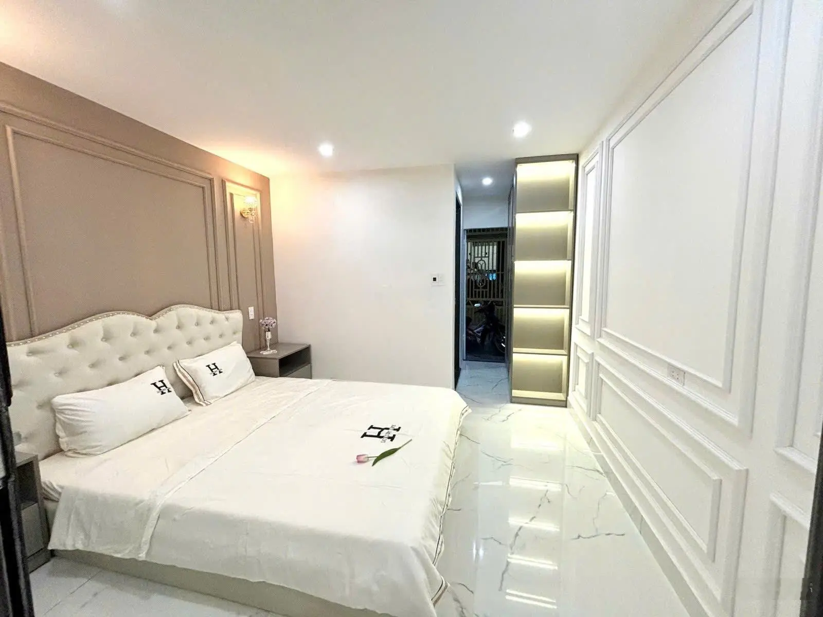 Nhà kiệt Điện Biên Phủ, nhà 2 tầng mới, 2 kiệt trước và sau, nhà mới dọn vào ở ngay