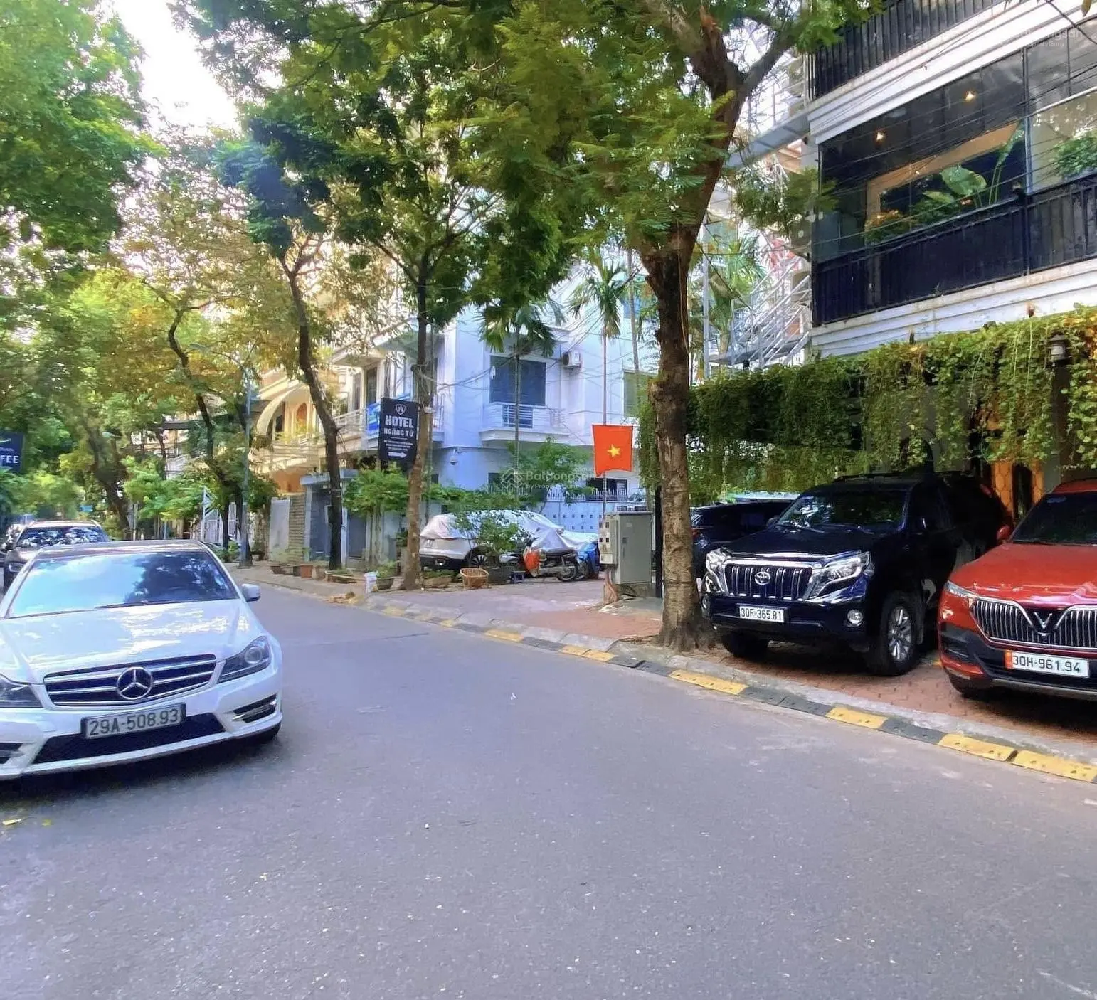 Bán nhà Trung Hoà, 2 mặt thoáng, vỉa hè ô tô dừng đỗ,kinh doanh tốt, cho thuê 1 tỷ/ năm.