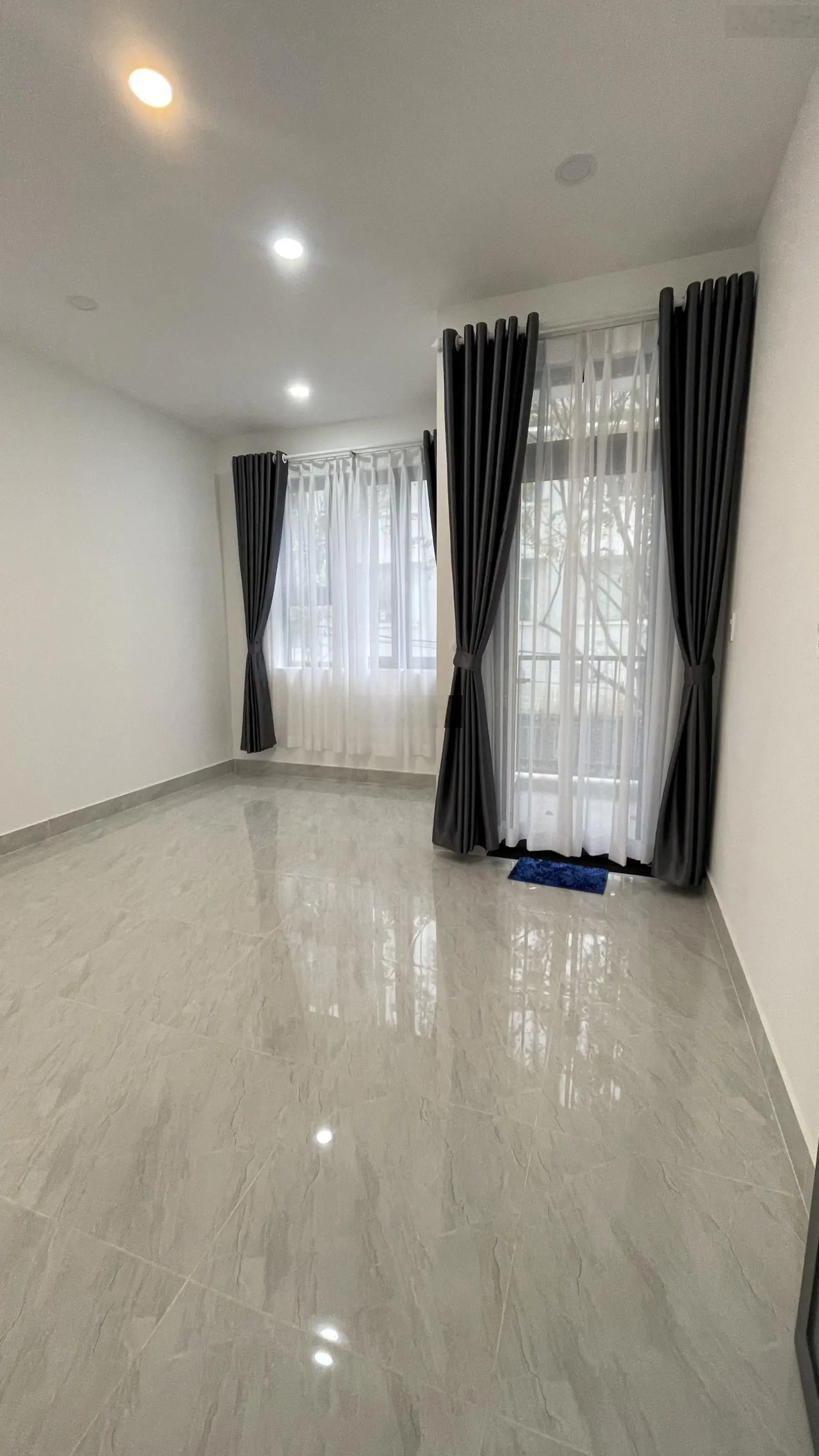 Bán Nhà 3 Lầu + sân thượng đường 8m, Hiệp Phú, Quận 9. Cách Vincom chỉ 500m.
