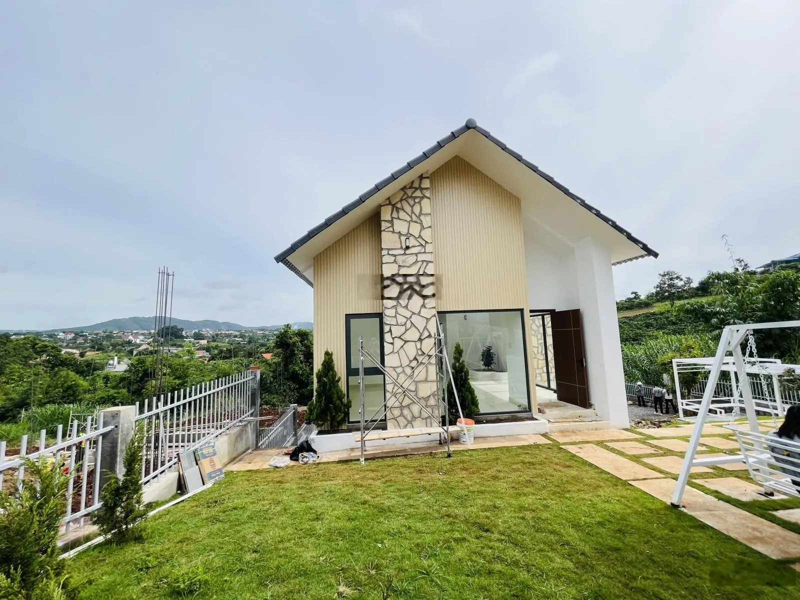 Quá chill với căn Villa nghỉ dưỡng vùng ven, có suối đá tự nhiên, có view đồi thông mát mẻ