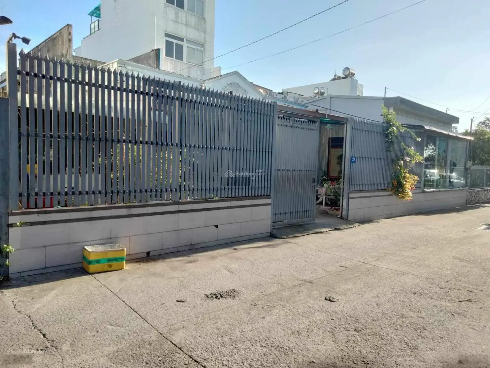 Bán đất Q2 273,5m2, có sẵn nhà cấp 4 trên đất. Liên hệ chính chủ: 0909 372 ***