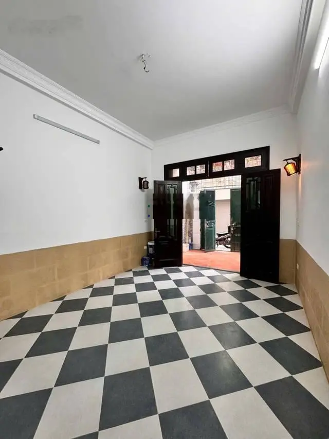 Bán nhà phố Nguyễn Trãi. DT: 57m2 5 tầng. Lô góc. Ô tô nhỏ qua nhà. Dân trí cao. Giá: 11,6 tỷ