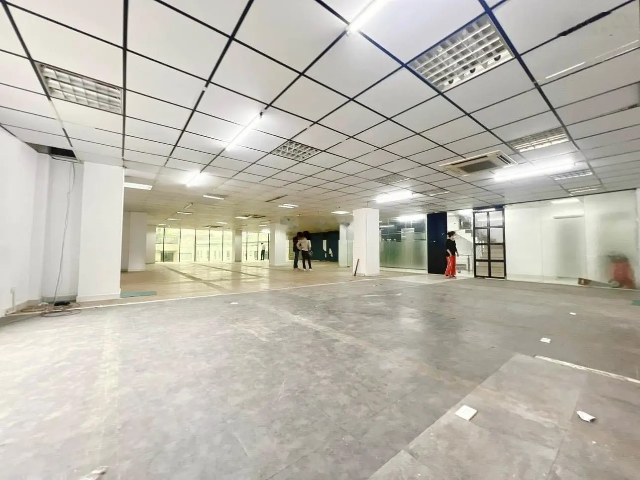 Bán toà nhà MP view hồ Hoàng Cầu - Đống Đa 240m2 9 tầng 1 hầm mặt tiền 10m cho thuê KD VP 350tr/th
