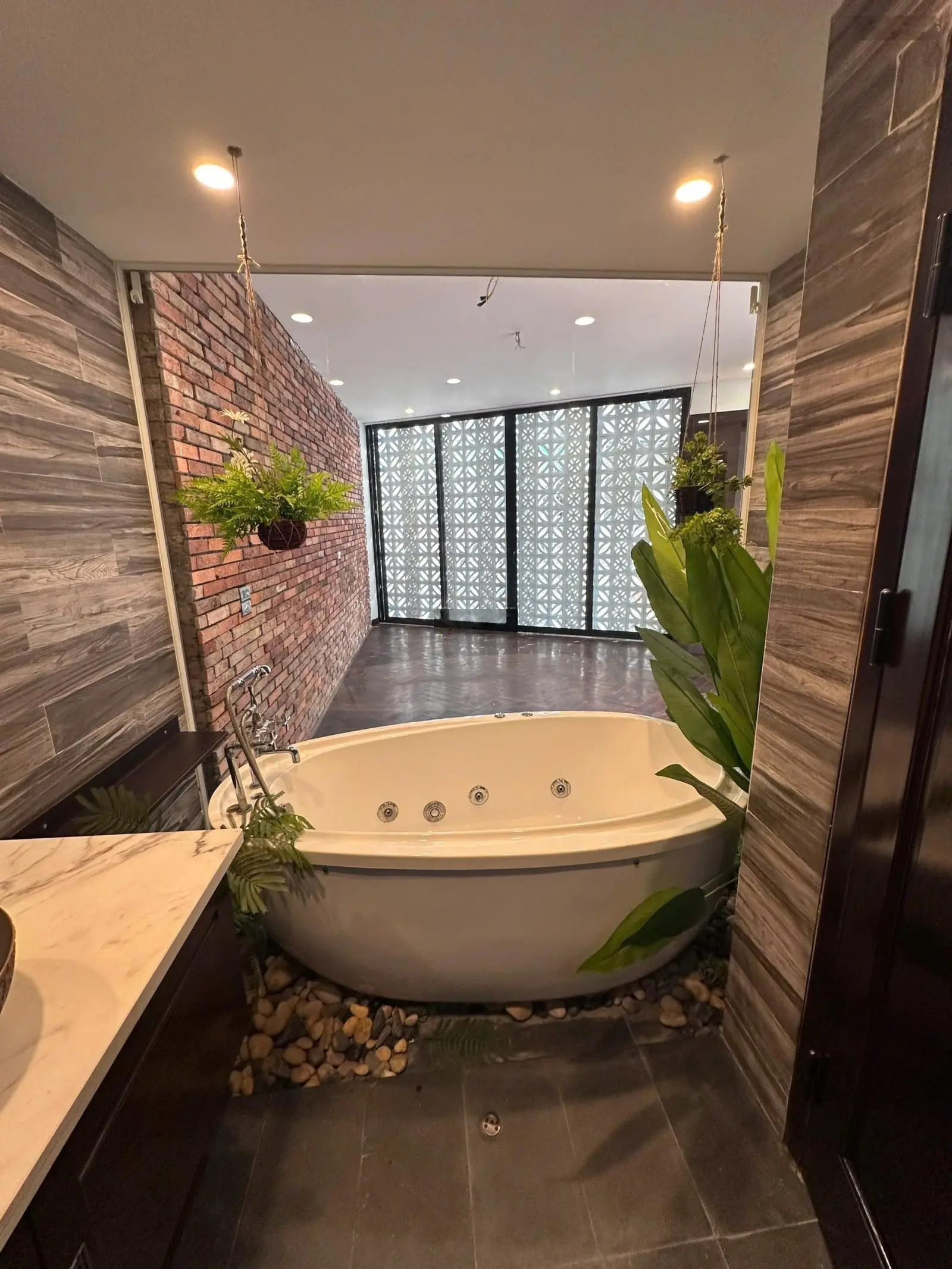 Bán nhà phân lô hai mặt tiền, gần ô tô, phố Phạm Văn Đồng. Ngõ rộng 2m