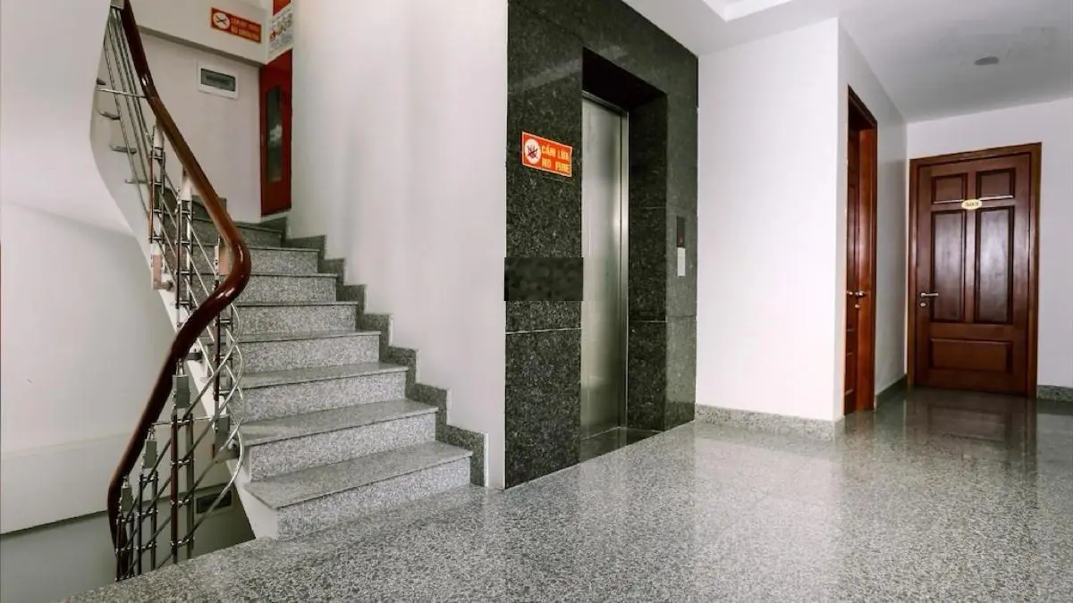 bán nhà giáp bát 102 m2 xây 7 tầng kinh doanh dòng tiền . sổ đỏ - mặt tiền 5m3