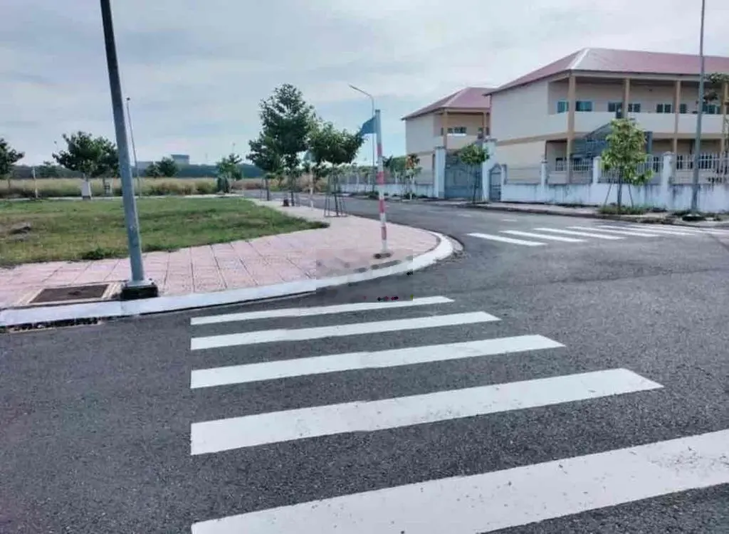 CHÍNH CHỦ EM CẦN BÁN MIẾNG ĐẤT NẰM NGAY TRUNG TÂM LẤY TIỀN XÂY NHÀ