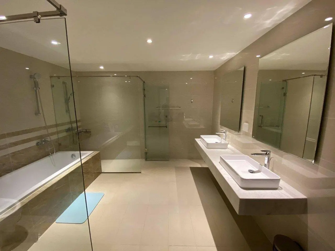 Bán căn hộ 179 (m2) đẹp nhất Saigon Royal tầm nhìn bao trọn quận 1 và Thủ Thiêm. LH: 0909 024 ***