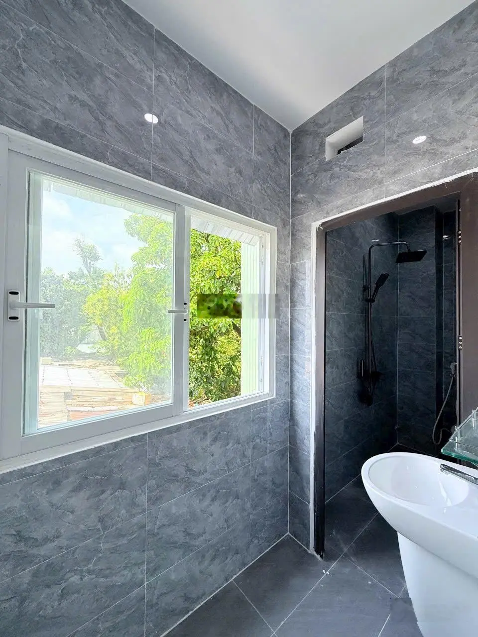 Bán nhà mới k193 Hà Huy Tập, chỗ Bờ Hồ rất mát mẻ, xe ô tô đậu vô tư