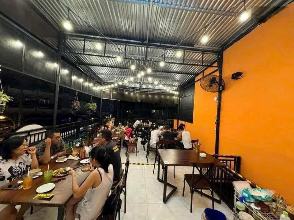 Nhà ngộp. Căn góc 2 mặt tiền ngay Quốc Hương, mặt tiền KD rộng 18m sẵn HD thuê hướng ĐN giá 20.Xtỷ