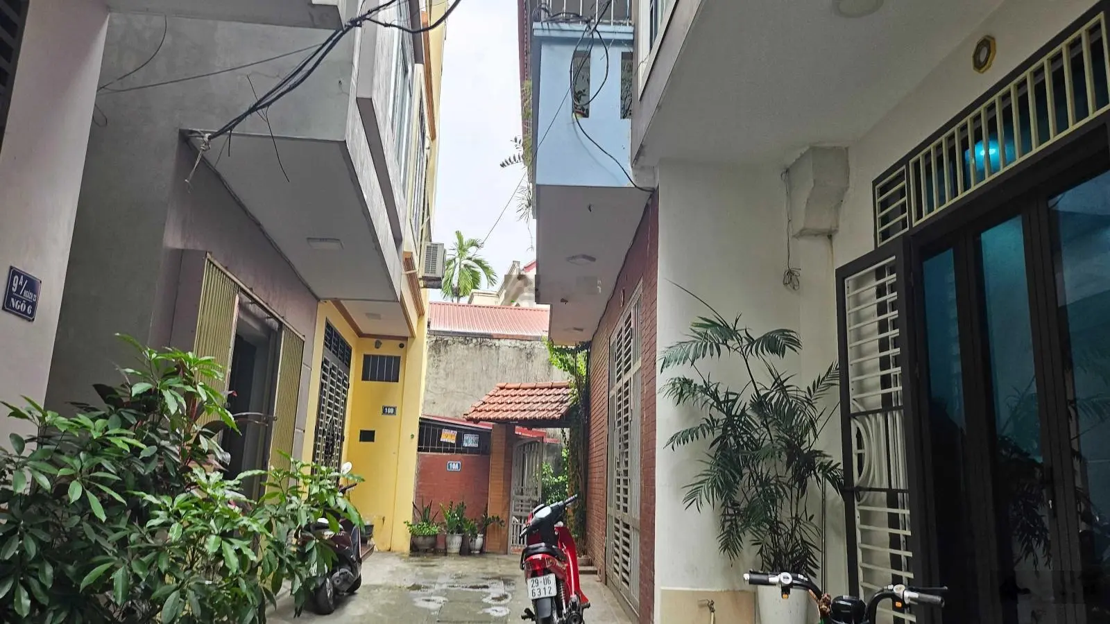 Nhà 2 tầng trong ngõ, cách Thành Cổ 500m, BVSơn Tây 500m, Chợ 1km. Nhà có 2 cửa hướng: Bắc và Tây.