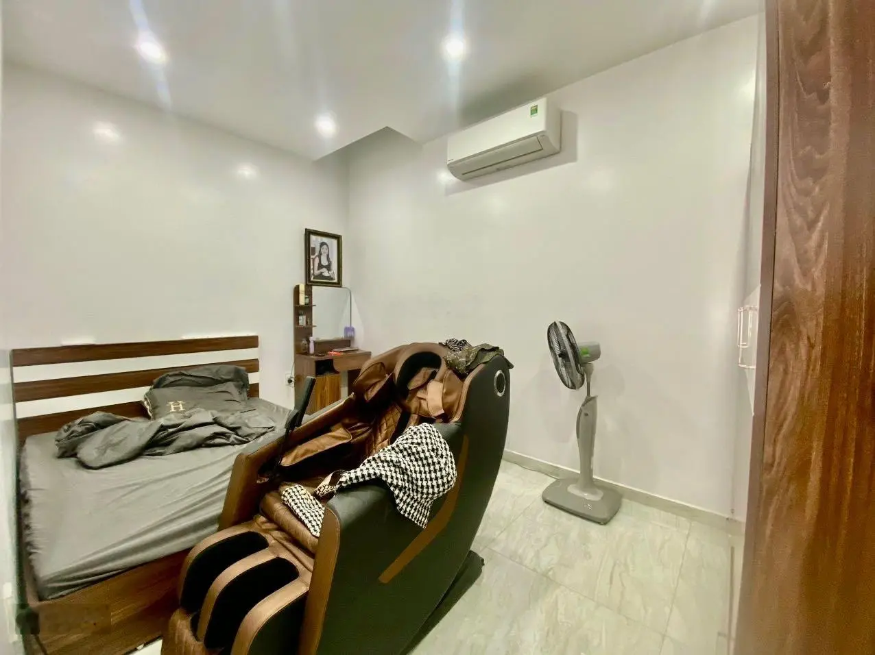 Nhà đẹp dt75m dân xây độc lập đường 2 oto tránh nhau cần bán gấp