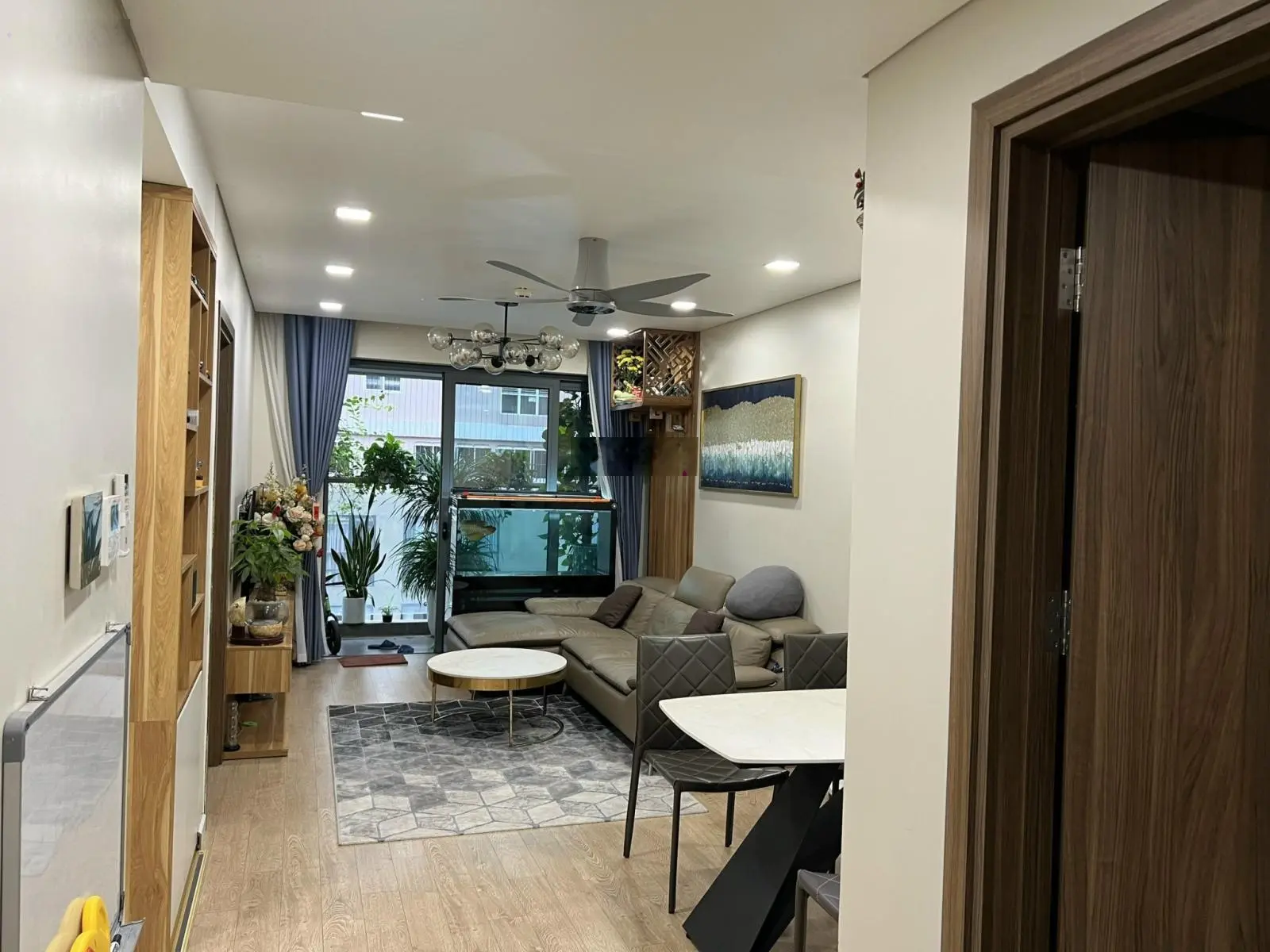 Cần báN 2PN, Rivera Park vị trí căn góc hướng Đông Nam Tây Bắc tầng trung, có slot ô tô sổ lâu dài