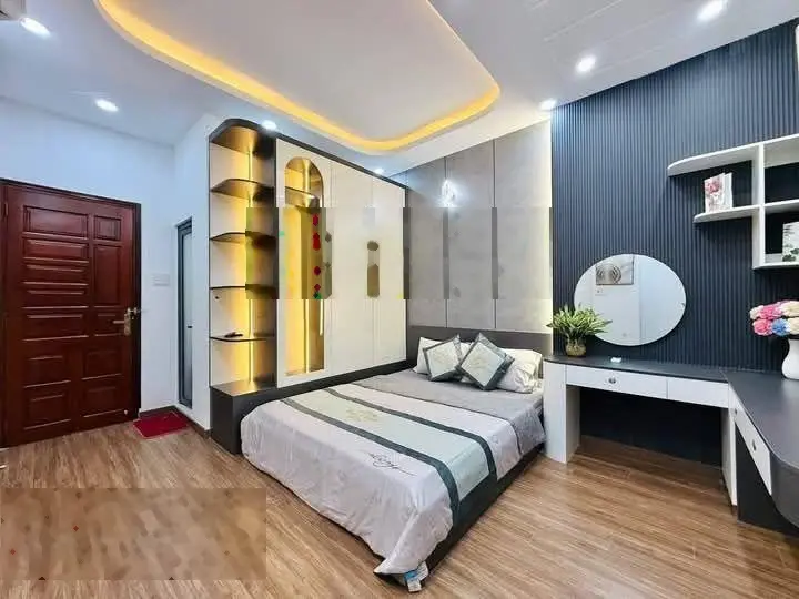Lô góc phố Chùa Láng, mặt ngõ nông gần phố, cách ô tô chỉ 45m, 3 gác tránh, dt 40m2* 5 tầng