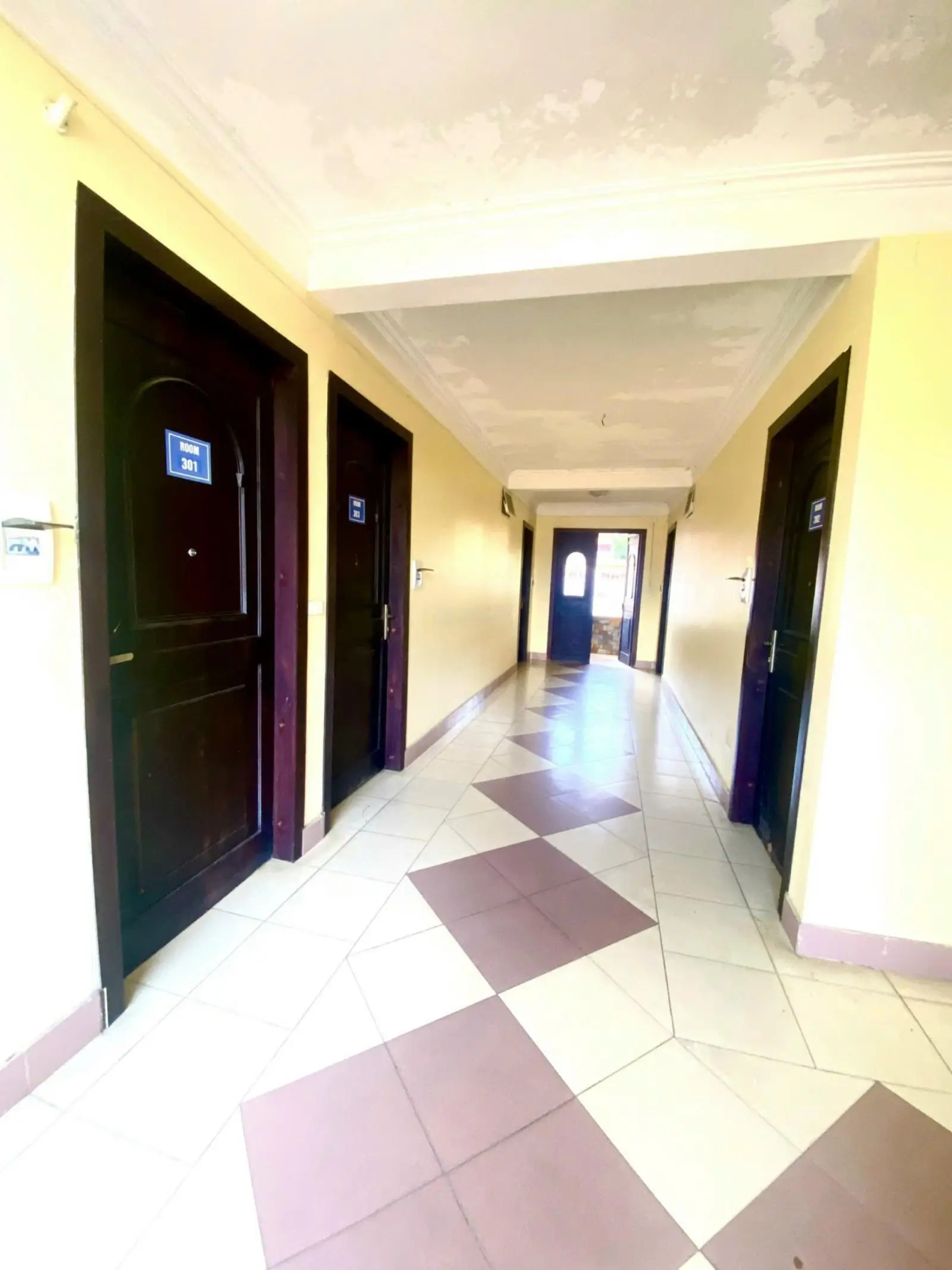 Bán khách sạn Lai Châu, 2200m2, 6 tầng, 50 phòng, sổ riêng, 27 tỷ