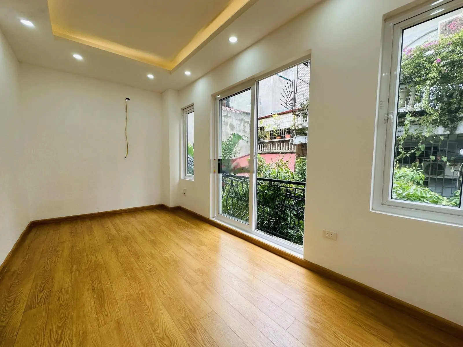 Chủ Cần Tiền Bán Gấp - Ngay Royal -Lô Góc Thoáng Vĩnh Viễn - Kinh doanh - Ngõ nông rộng