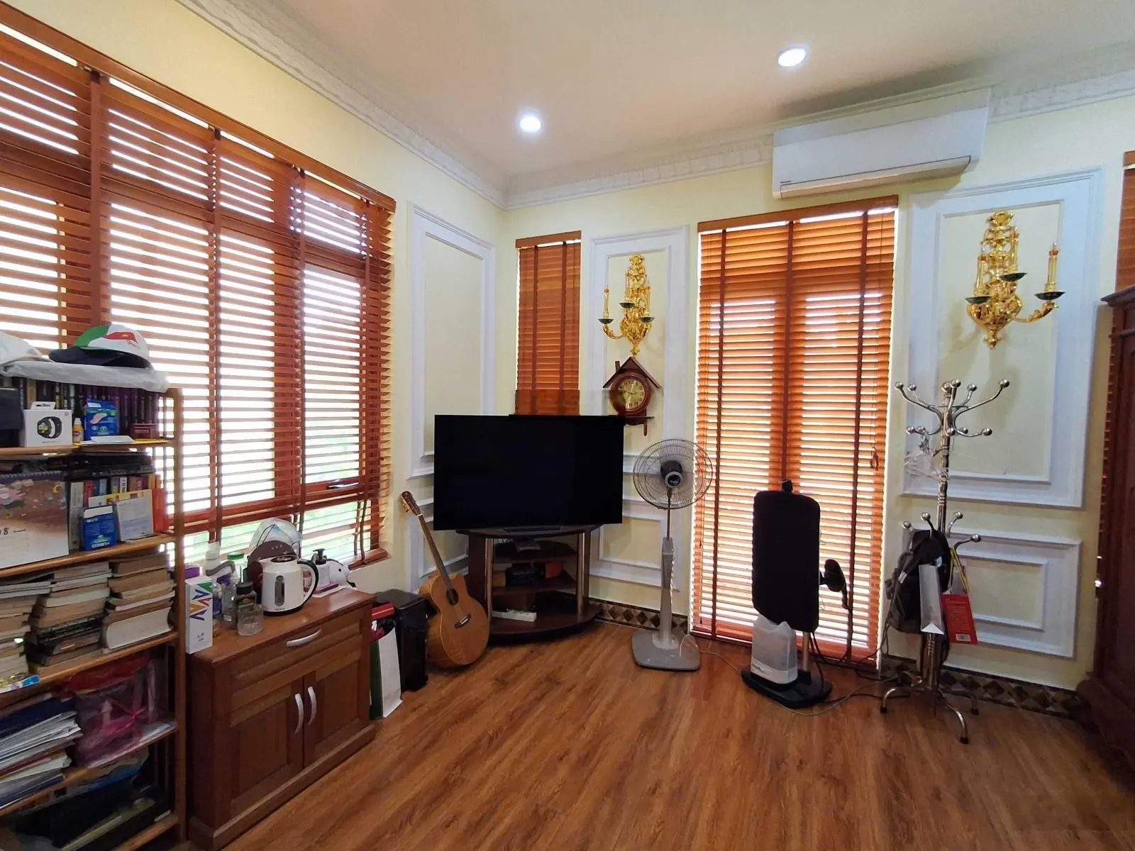 Cần bán nhanh biệt thự sân vườn tại Cổ Linh, Long Biên. Ô tô tránh, kinh doanh. DT 327m x10m. 42 tỷ