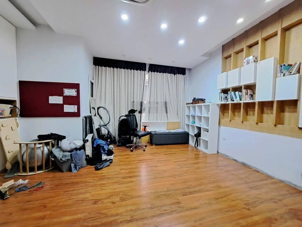 Bán gấp nhà mặt ngõ thông. Ô tô đỗ cửa. Thang máy. Đường Lê Trọng Tấn. 65m2 - 5 tầng