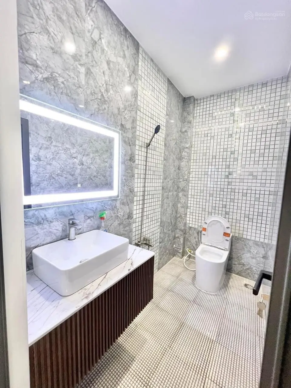BÁN NHÀ 2 LẦU VỊ TRÍ ĐẸP KDC HỒNG PHÁT DT 4,5 X 24 =108m2 DTSD 266m2 Lộ 17M GIÁ RẺ NHẤT KHU VỰC