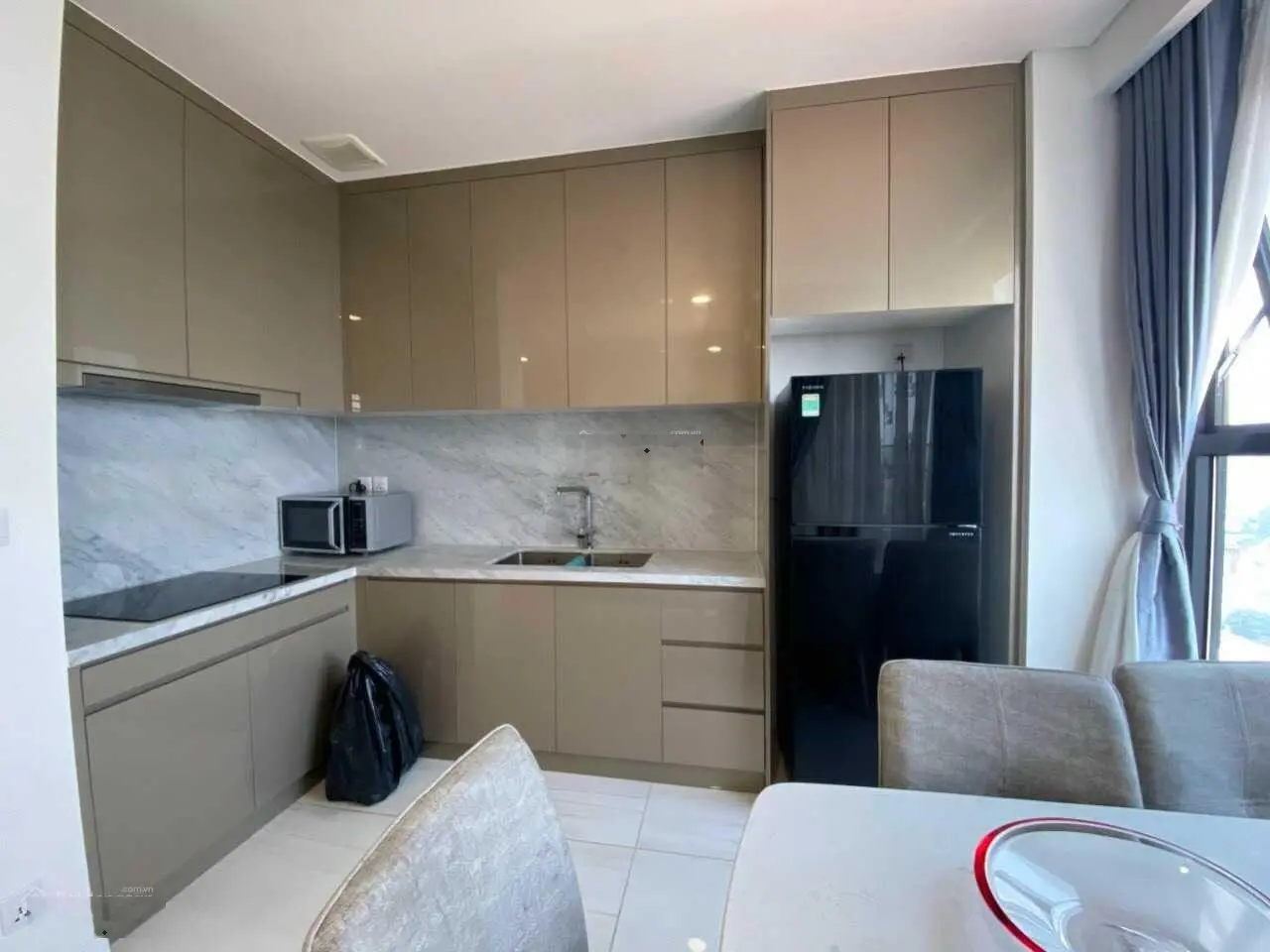 Cần bán gấp Oriental Plaza, Tân Phú, DT 82m2, 2PN, 2WC, giá 2.7 tỷ. LH 0899 874 *** Hữu Mão
