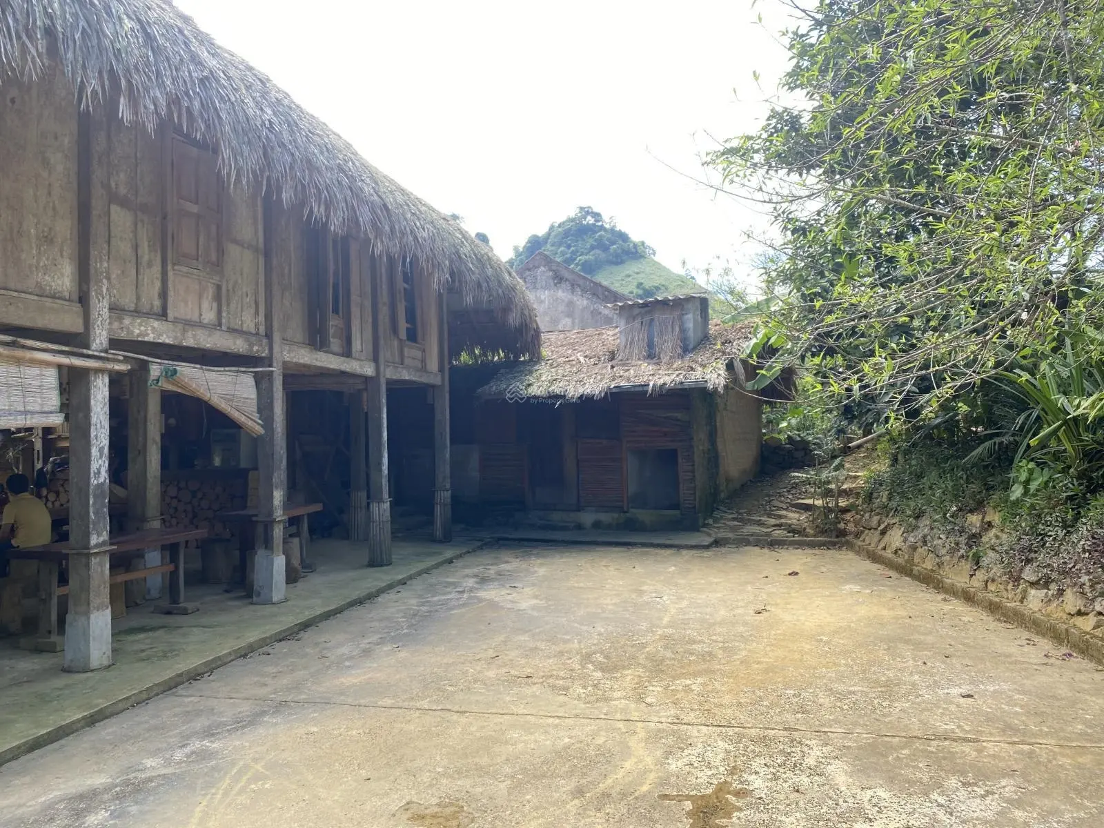 Em cần bán mảnh đất sở hữu ngay một căn nhà sàn tại bản HUA TẠT, Xã Vân Hồ, Huyện Vân hồ, Tỉnh Sơn