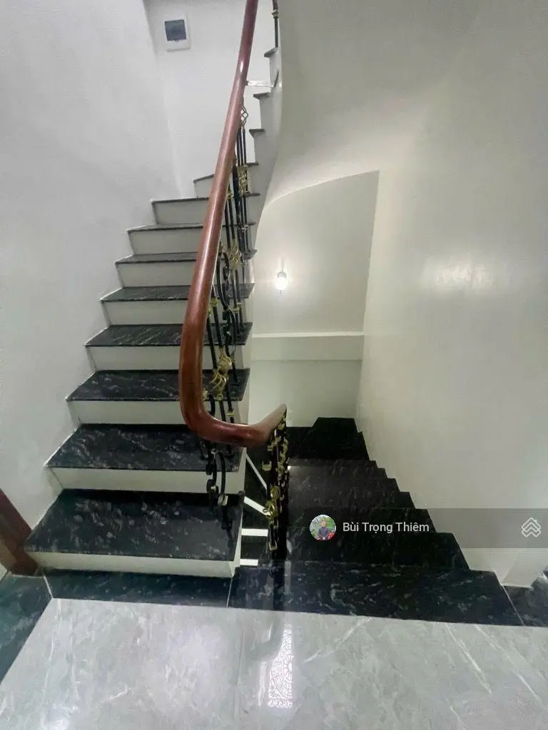 Bán nhà dân xây hơn 40m2 ở Phố Trạm, Long Biên, cách Ô tô tránh 15m, giá đẹp