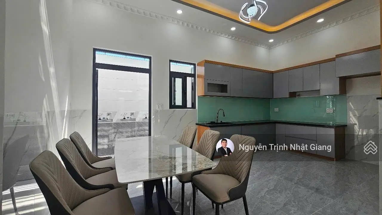 Nhà phố vừa hoàn thiện tại KDC đồng bộ trên trục đường Lê Văn Lương
